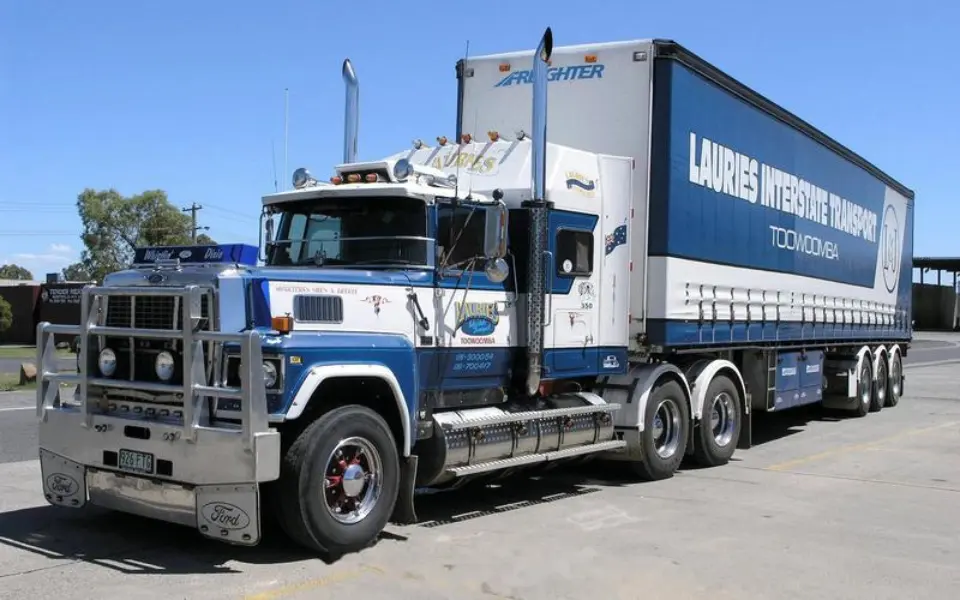 Wêrom rjochtsje húshâldlike frachtweinen har útlaatpipes net nei boppen?